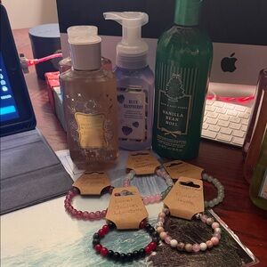 Bath & Body Works set w Bracelets